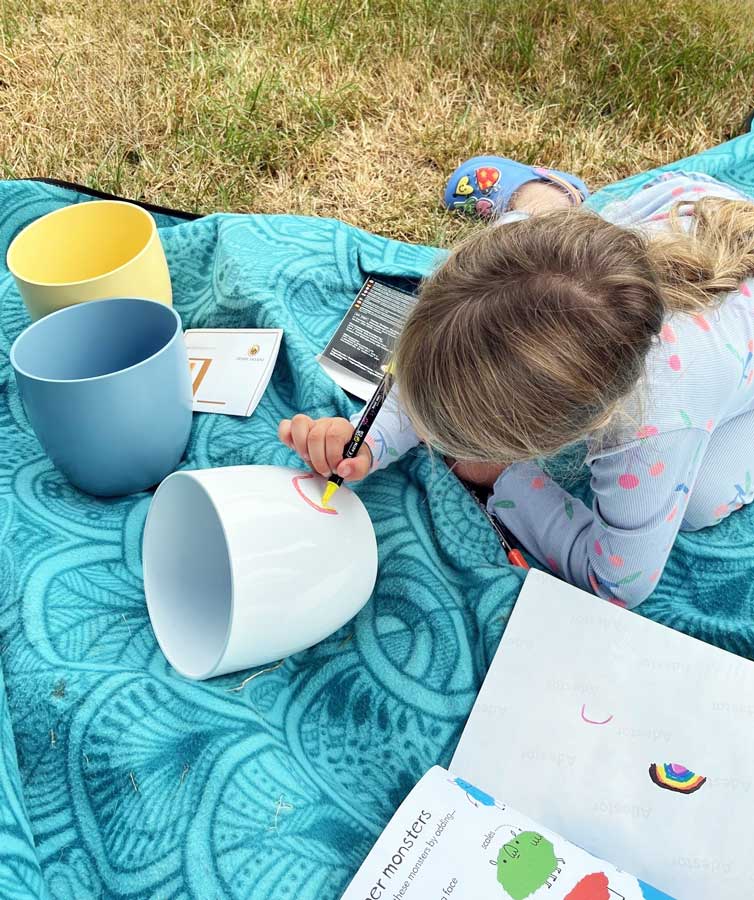 painting ceramic pots